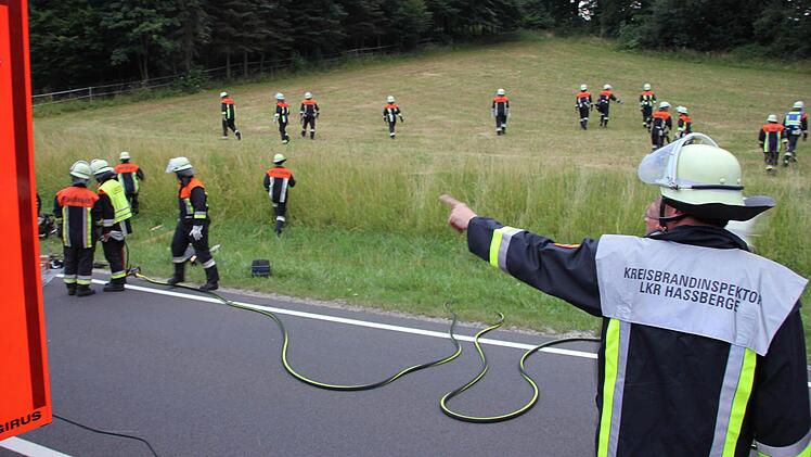 KBM Thomas Habermann schickte seine Mannen aus, um nach einem möglichen zweiten Fahrzeuginsassen zu suchen. Foto: Ralf Kestel
