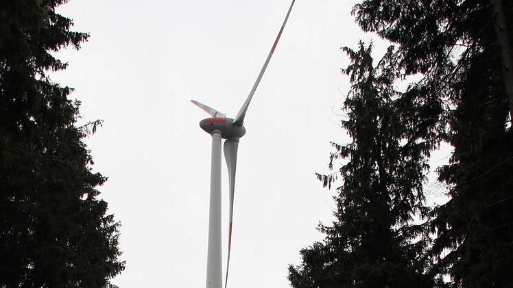 Fünf Windräder dieser Größenordnung sollen bei Wildenberg und Hain errichtet werden. Für vier davon hat das Verwaltungsgericht Bayreuth per Beschluss den "Sofortvollzug der immissionsrechtlichen Genehmigung" angeordnet. Beim fünften Windrad müssen noch Auflagen des Betreibers erfüllt werden.  Foto: Friedwald Schedel