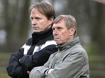 Beim Heimspiel gegen den FC Sand am letzten Freitag stand Edi Tischner (r.) mit seiner Erfahrung FCE-Trainer Petr Skarabela zur Seite. Foto: sportpress