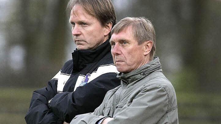Beim Heimspiel gegen den FC Sand am letzten Freitag stand Edi Tischner (r.) mit seiner Erfahrung FCE-Trainer Petr Skarabela zur Seite. Foto: sportpress
