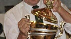 Vorsitzender Manfred Schramm mit einem der Pokale