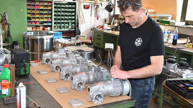 Uli Rapp schließt 380-Volt-Motoren für Honigschleudern an - er hat 1980 als Lehrling in der Firma begonnen. Foto: Ronald Rinklef