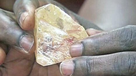 Viele Diamanten stammen aus Afrika, dieser hier aus Sierra Leone. Die Edelsteinbörse Idar-Oberstein setzt sich unter anderem für faire Arbeitsbedingungen in den Herkunftsländern der Steine ein. Foto: SLBC/dpa