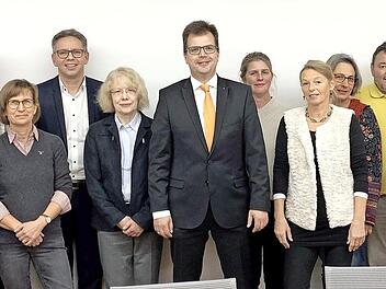 Das neu formierte Kuratorium der VHS mit Vorsitzendem Heiner Kemmer (Zweiter von links) und Zweitem Vorsitzenden Michael Memmel (rechts). Foto: VHS Bamberg Stadt/Martina Gut