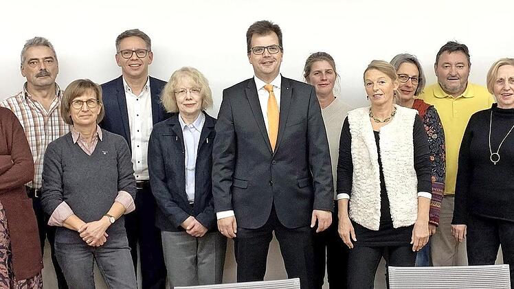 Das neu formierte Kuratorium der VHS mit Vorsitzendem Heiner Kemmer (Zweiter von links) und Zweitem Vorsitzenden Michael Memmel (rechts). Foto: VHS Bamberg Stadt/Martina Gut