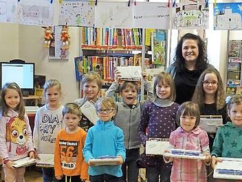 Die Kinder, die am Malwettbewerb teilgenommen hatten, freuten sich &uuml;ber die Geschenke, die sie von B&uuml;rgermeister Andreas H&uuml;gerich als Dank f&uuml;r ihre kreativen Einf&auml;lle erhielten. Foto: Anna Schaller