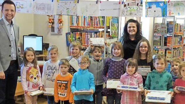 Die Kinder, die am Malwettbewerb teilgenommen hatten, freuten sich &uuml;ber die Geschenke, die sie von B&uuml;rgermeister Andreas H&uuml;gerich als Dank f&uuml;r ihre kreativen Einf&auml;lle erhielten. Foto: Anna Schaller