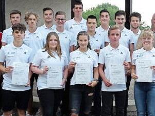 Die 14 neuen DFB-Junior-Coaches mit Schulleiter Martin Pöhner (vorne rechts), Bürgermeister Jürgen Hennemann (Mitte rechts), dem Schweinfurter Kreisjuniorenleiter Thomas Krug (vorne links) und Uwe Derra (Mitte links) sowie Michael Kotterba (hinten rechts) vom DFB-Stützpunkt Haßberge  Foto: Marco Heumann