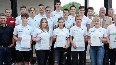 Die 14 neuen DFB-Junior-Coaches mit Schulleiter Martin Pöhner (vorne rechts), Bürgermeister Jürgen Hennemann (Mitte rechts), dem Schweinfurter Kreisjuniorenleiter Thomas Krug (vorne links) und Uwe Derra (Mitte links) sowie Michael Kotterba (hinten rechts) vom DFB-Stützpunkt Haßberge  Foto: Marco Heumann