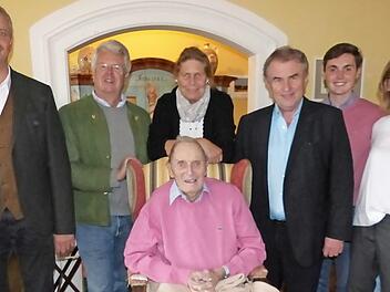 Unser Bild zeigt den Jubilar Simon Schicker (Bildmitte, sitzend) mit (stehend, von links) Pfarrer Siegfried Welsch, Baron Freiherr Ludwig von Lerchenfeld, Christine Beißner, Bürgermeister Siegfried Beyer sowie Felix und Cornelia Freifrau von Lerchenfeld.  Foto: Klaus-Peter Wulf
