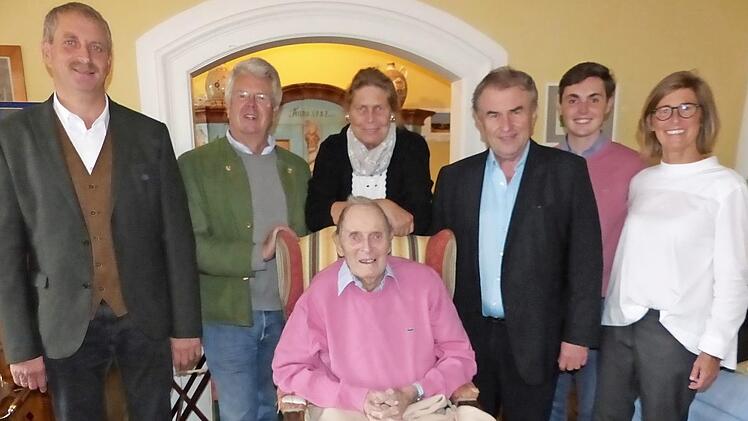 Unser Bild zeigt den Jubilar Simon Schicker (Bildmitte, sitzend) mit (stehend, von links) Pfarrer Siegfried Welsch, Baron Freiherr Ludwig von Lerchenfeld, Christine Beißner, Bürgermeister Siegfried Beyer sowie Felix und Cornelia Freifrau von Lerchenfeld.  Foto: Klaus-Peter Wulf
