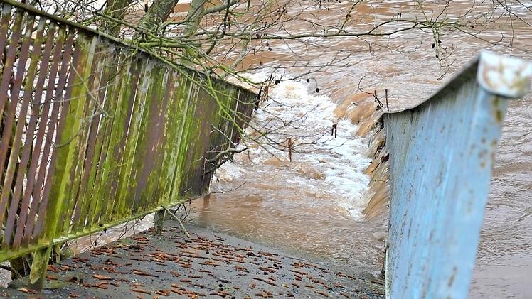 Der abgerissene Brückenteil wird von den Fluten umspült.
