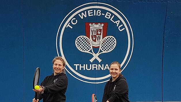 Der TC Wei&szlig;-Blau Thurnau plant einen Hallenneubau. Die Schwestern Hannah (links) und Marie Zenk sind in die Planungen involviert.