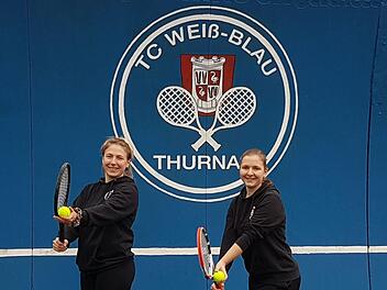 Der TC Weiß-Blau Thurnau plant einen Hallenneubau. Die Schwestern Hannah (links) und Marie Zenk sind in die Planungen involviert.