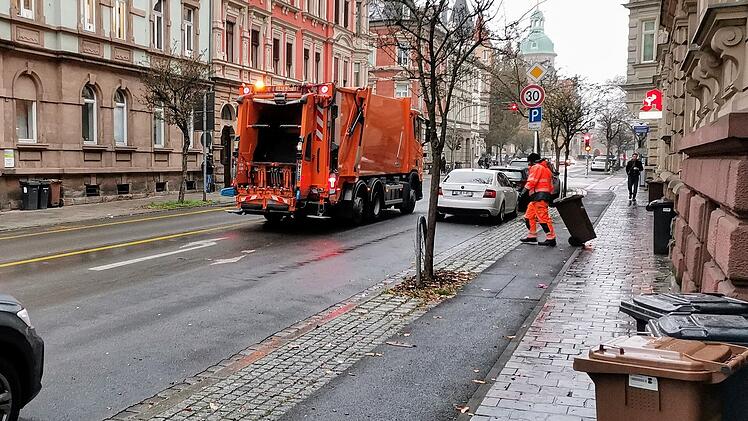 Innenstadt Bamberg: M&uuml;llabfuhr in der Bamberger Friedrichstra&szlig;e