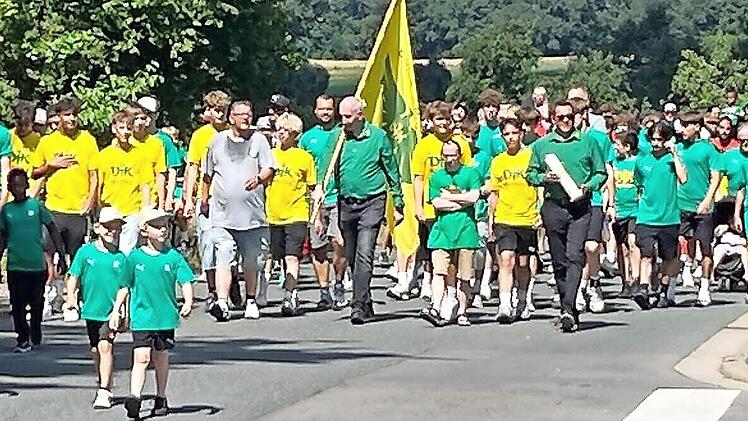 Nach dem Sonntagsgottesdienst ist ein bunter Festzug auf der Vereinsgelände gezogen.