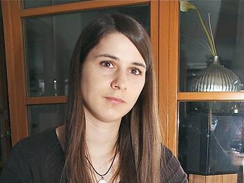 Philippa Breyer mit einer Probe aus dem Feuerbach Fotos: Gerd Schaar