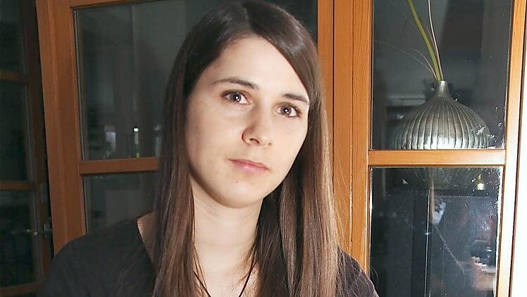 Philippa Breyer mit einer Probe aus dem Feuerbach Fotos: Gerd Schaar