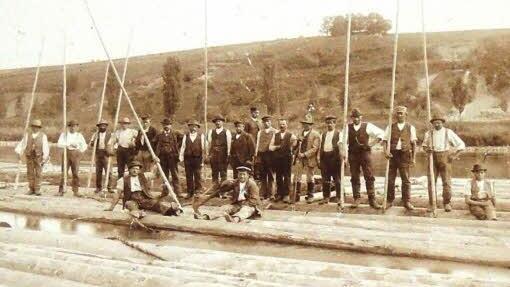 Die Flößerei hatte ihre Blütezeit vor dem Ersten Weltkrieg. 1892 wurden allein in Eltmann (im Bild) einige Flößer) 62.000 Tonnen Holz zusammengestellt. 1905 waren in Eltmann 23 Flößer beheimatet. Die Wallburgstadt war einst der Hauptspannplatz in Gebiet des heutigen Landkreises Haßberge.