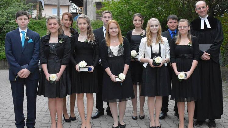 Maroldsweisach - Die evangelische Gemeinde Maroldsweisach feierte am weißen Sonntag ihre Konfirmanden. Pfarrer Martin Popp-Posekardt begleitete am Weißen Sonntag sieben Mädchen und drei Buben erstmals vor den Tisch des Herrn. An der Kirche wurden die jungen Christen von der Weisachtaler Blasmusik Maroldsweisach musikalisch empfangen. Im Festgottesdienst verschönerte die "Concordia" Maroldsweisach die Konfirmation.  Foto: Gerhard Schmidt