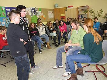 Die Schülerinnen und Schüler waren aufgefordert, gemeinsam mit den beiden Schauspielern Mathias von Borany und Miriam Bernhardt (rechts, sitzend) Lösungsvorschläge zu erarbeiten. Foto: Gerda Völk