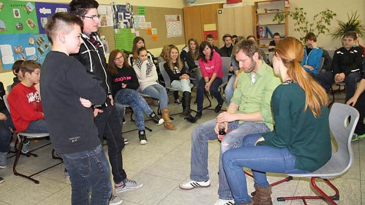 Die Schülerinnen und Schüler waren aufgefordert, gemeinsam mit den beiden Schauspielern Mathias von Borany und Miriam Bernhardt (rechts, sitzend) Lösungsvorschläge zu erarbeiten. Foto: Gerda Völk