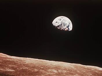Wer den Funkverkehr zwischen Houston und den Astronauten als Klingelton nutzt, hat vielleicht dieses Bild der aufgehenden Sonne über dem Monhorizont vor Augen. es stamm aus dem Jahr 1968Foto: William Anders/Nasa/dpa