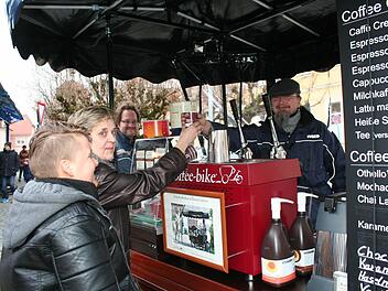 Mit seinem fahrbaren Coffeeshop war Günther Blochel ein Renner bei der Martini-Kirchweih. Foto: Evi Seeger