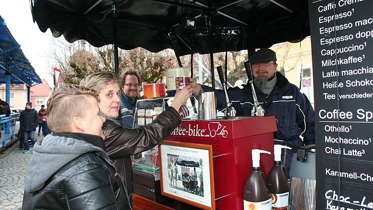 Mit seinem fahrbaren Coffeeshop war Günther Blochel ein Renner bei der Martini-Kirchweih. Foto: Evi Seeger