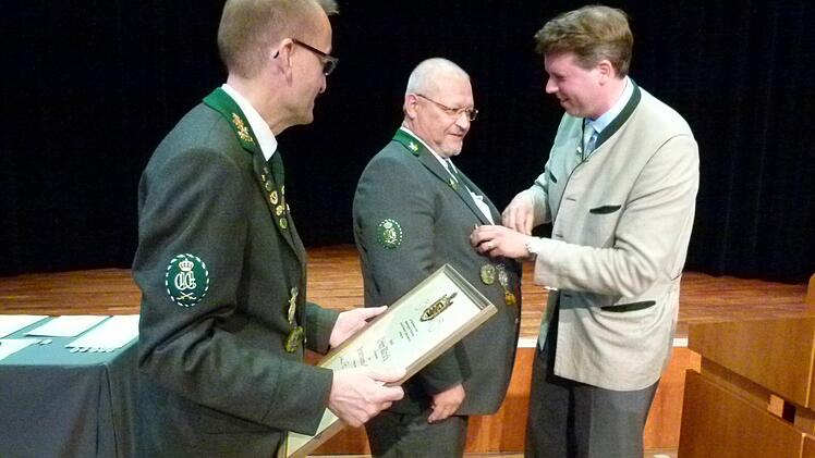 Peter Ulrich (Mitte) erhält durch Prinz Hubertus im Beisein des Oberschützenmeisters Hans-Herbert Hartan (links) das Protektoratsabzeichen. Foto: Lothar Weidner