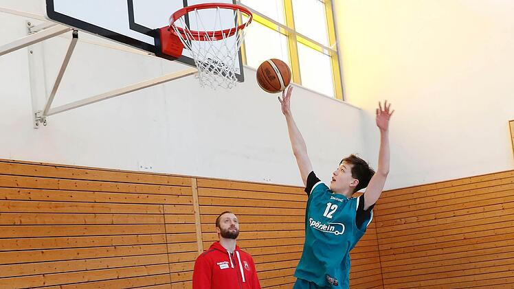 Förderschultag von Brose Bamberg am 6. Februar 2017 in der Aurachtalhalle Stegaurach: Die Basketball-Profis des Deutschen Meisters trainieren 140 Kinder. Foto: Daniel Löb