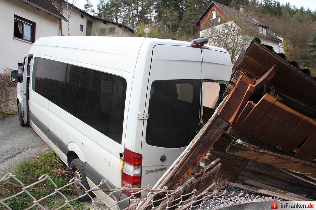 Unfall im Landkreis Kronach: Transporter rollt auf Garage