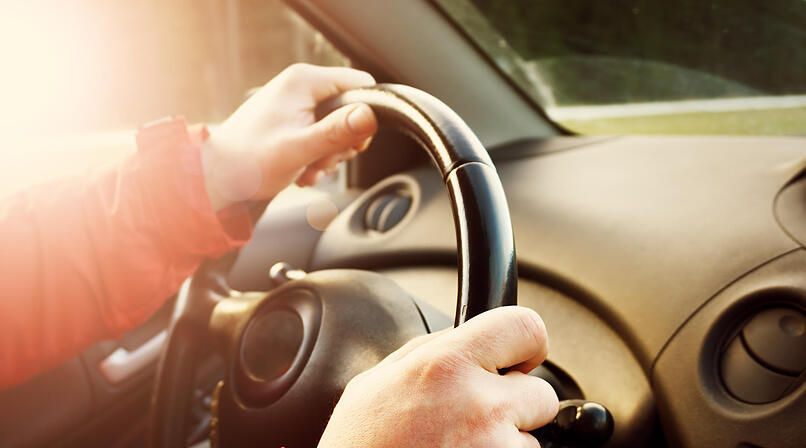 Untergehende Sonne blendet Autofahrer in Heroldsberg - Unfall