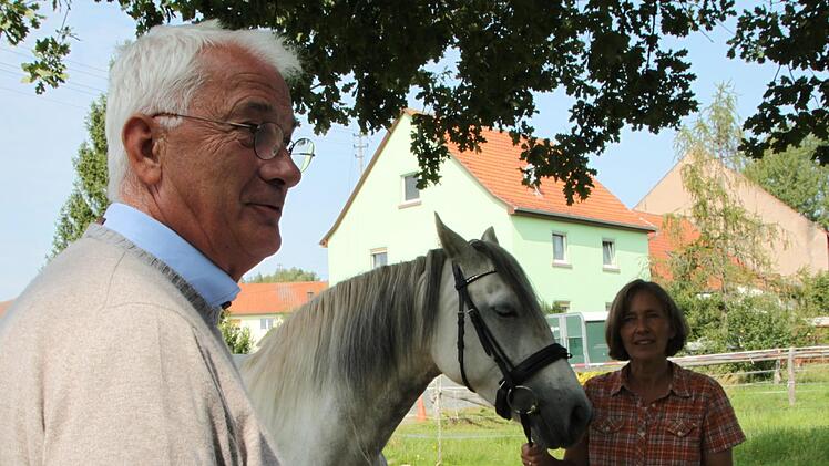 Zuchtliter Hans Britze vom Zuchtverband für deutsche Pferde bewertet die Tiere mit gekonntem Blick. Foto: Ulrike Müller