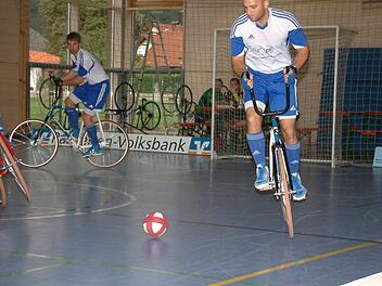 Der Radballer Markus Michel (rechts) vom RVC Steinwiesen bei einem seiner Angriffe  Foto: Hans Franz