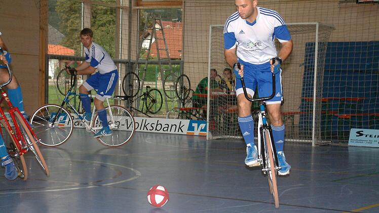Der Radballer Markus Michel (rechts) vom RVC Steinwiesen bei einem seiner Angriffe  Foto: Hans Franz