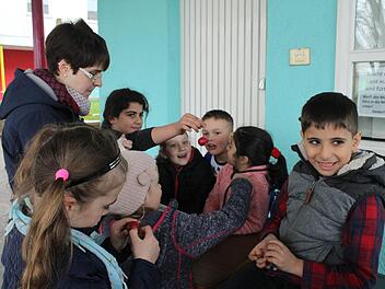 Die Kinder entdecken ihre Nahrung mit allen Sinnen.Antonia Wild