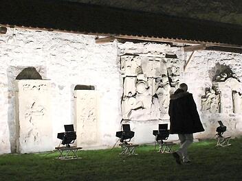Die Epitaphien in der Kirchhofmauer sollen neben einer Ansicht des Schlosses im neuen Landratsamt in Erlangen die Marktgemeinde Mühlhausen repräsentieren. Foto: Evi Seeger (Archiv)