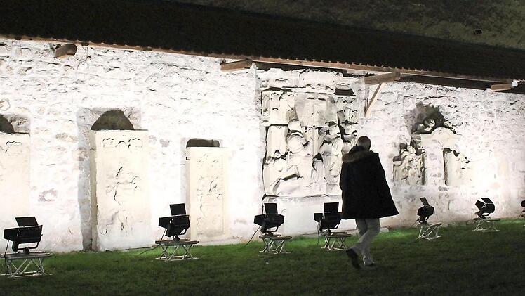 Die Epitaphien in der Kirchhofmauer sollen neben einer Ansicht des Schlosses im neuen Landratsamt in Erlangen die Marktgemeinde Mühlhausen repräsentieren. Foto: Evi Seeger (Archiv)