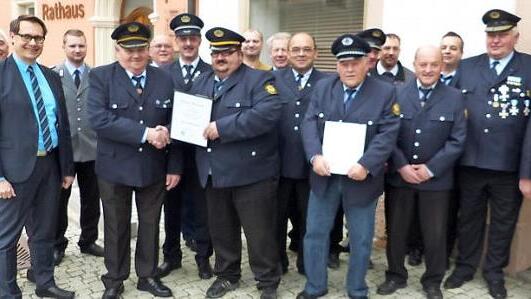 Neuwahlen und Ehrungen gab es bei der Soldatenkameradschaft Stadtsteinach. Von links: Simon Ott, Klaus Göldel, Roland Wolfrum, Manuel Ott, Robert Dütsch, Otto Erl, zweiter Vorsitzender Willi Ultsch, Vorsitzender André Dütsch, Rainer Klenk, Raimund Ortlieb, Edwin Lindner, Lothar Merbig, Georg Spindler, Patrick Taugs, Manfred Ott, Tobias Dütsch, Gottfried Betz und Günther Blumenröther. Foto: Klaus-Peter Wulf