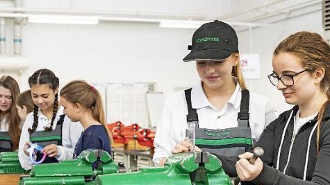 Die Hochschule für angewandte Wissenschaften in Schweinfurt lädt Schülerinnen in Kooperation mit der Firma Schaeffler zu Schnuppertagen für Mädchen ein.  Foto: Johannes Bräutigam