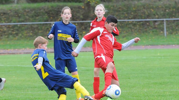 Mädels und Jungs in einer Mannschaft sind eine Selbstverständlichkeit bei den U13-Teams der SG Oberleichtersbach (blaue  Trikots) und SG Fuchsstadt. Foto: ssp