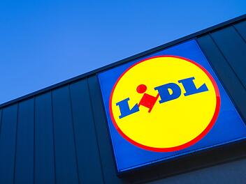 Durch "Glückstüten" sollen in 121 Lidl-Filialen in Dänemark bald Lebensmittel vor der Mülltonne gerettet werden: Sie werden kurz vor Ladenschluss günstiger verkauft. Symbolfoto: Matthias Balk/dpa