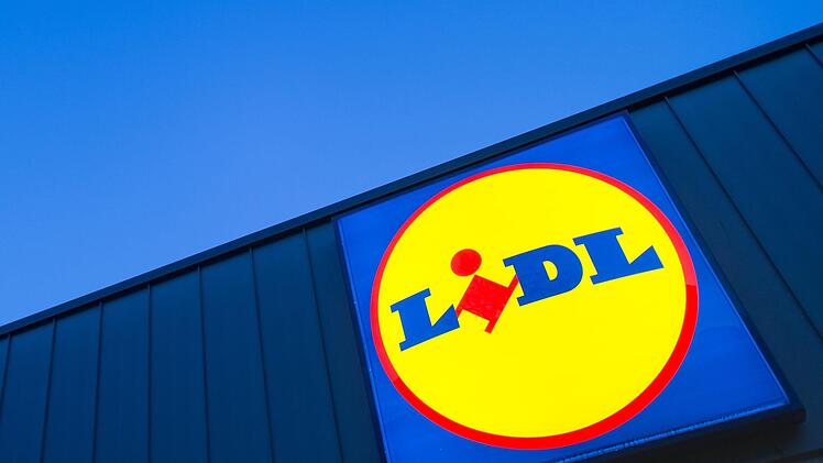 Durch "Glückstüten" sollen in 121 Lidl-Filialen in Dänemark bald Lebensmittel vor der Mülltonne gerettet werden: Sie werden kurz vor Ladenschluss günstiger verkauft. Symbolfoto: Matthias Balk/dpa