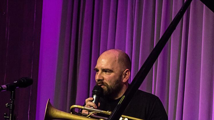 Bemerkenswert vielseitig: Sebastian Studnitzky beeindruckte als Trompeter, Pianist und Klangtüftler bei Leise am Markt in Coburg.Foto: Jochen Berger