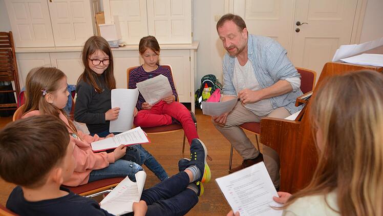 Der Kulmbacher Dekanatskantor Christian Reitenspieß studiert mit einigen Chorkindern die Sprechrollen für das Mini-Musical ein, mit dem sich die Jüngsten am 21. Mai der Öffentlichkeit präsentieren wollen.