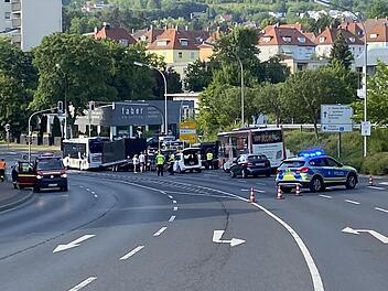 Komplizierte Verkehrssituation am Sonntagabend: Ein Anh&auml;nger hatte sich vom Zugfahrzeug gel&ouml;st, war &uuml;ber die Fahrbahn gerollt und hatte Fahrzeuge besch&auml;digt.