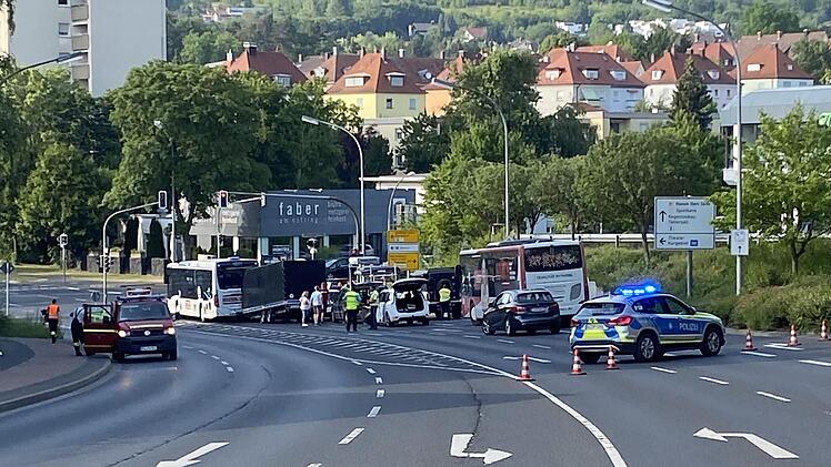 Komplizierte Verkehrssituation am Sonntagabend: Ein Anh&auml;nger hatte sich vom Zugfahrzeug gel&ouml;st, war &uuml;ber die Fahrbahn gerollt und hatte Fahrzeuge besch&auml;digt.