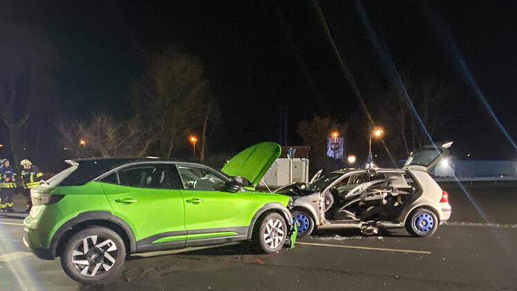 B85 im Kreis Kronach: Mehrere Verletzte bei heftigem Unfall - Fahrer schwer verletzt