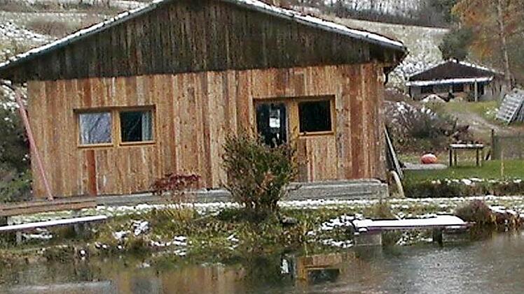 Ingeborg und Hermann Hugel haben im Außenbereich von Ebersbach eine Scheune zum Wohnhaus ausgebaut. Das Landratsamt wird das Haus samt Keller und Carport in wenigen Wochen abreißen lassen. Foto: Alexander Hartmann
